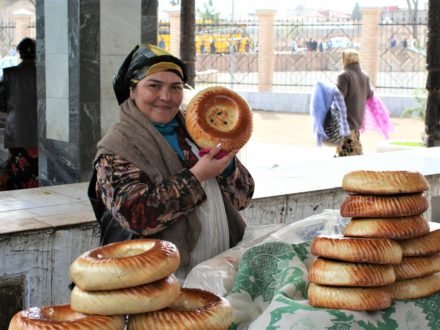 Brotverkäuferin Samarkand Basar Usbekistan Reise