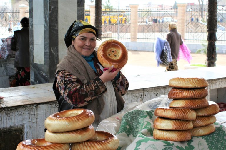 Brotverkäuferin Samarkand Basar Usbekistan Reise