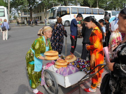 Brotverkäuferin Buchara Rundreise Usbekistan