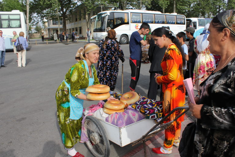 Brotverkäuferin Buchara Rundreise Usbekistan