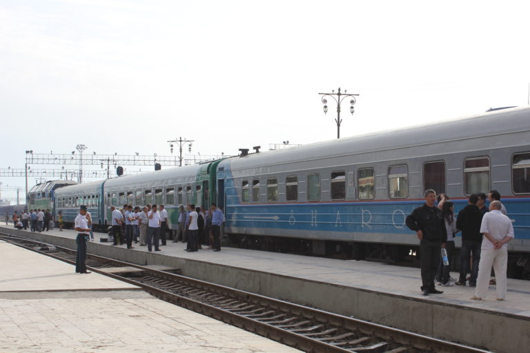 Zug Bahnhof Samarkand Usbekistan