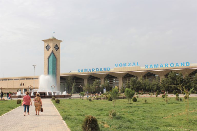 Samarkand Bahnhof Bahnreise Usbekistan